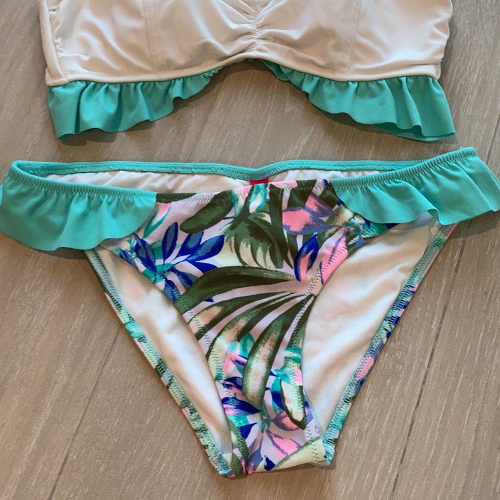 🌊Victoria’s Secret Tropical Ruffle Bikini Set🌊 - Picture 2 of 7